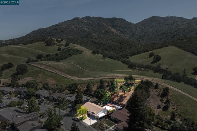 152 Regency Dr, Clayton, CA 94517