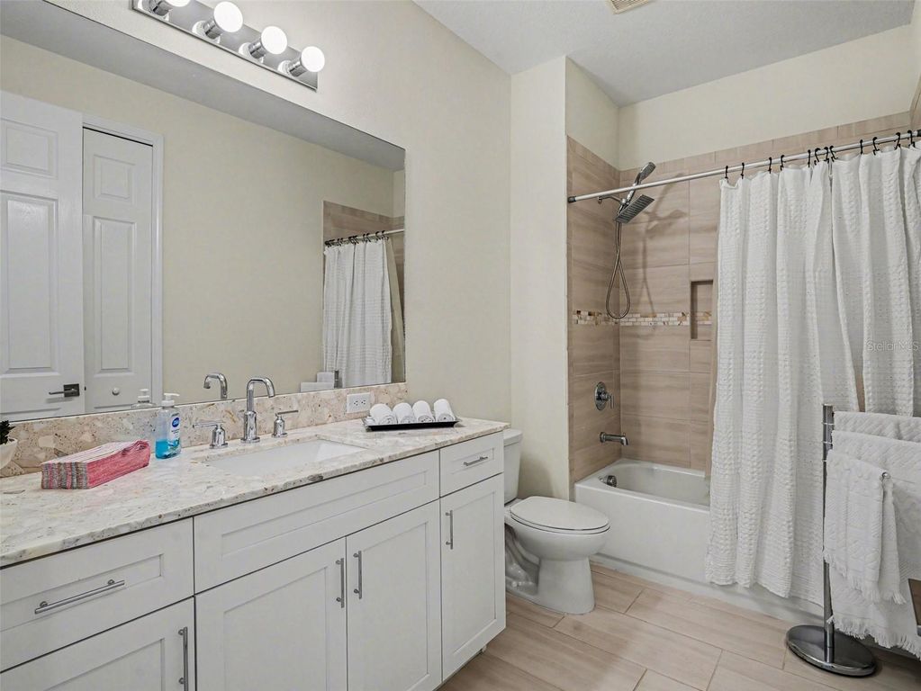 Image 12 of property listing at 5508 TITLE ROW DRIVE, Bradenton, FL 34210