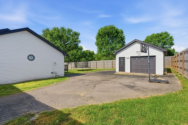 2068 Shawnee Ln, Greenbrier, TN 37073