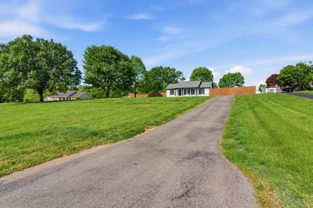 2068 Shawnee Ln, Greenbrier, TN 37073