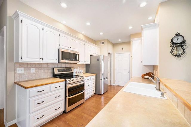 1119 SW Hoke Drive, Lee's Summit, MO 64081