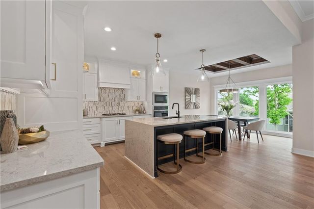 4363 NE Hideaway Drive, Lee's Summit, MO 64064