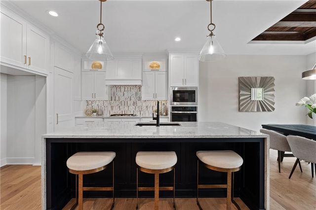 4363 NE Hideaway Drive, Lee's Summit, MO 64064