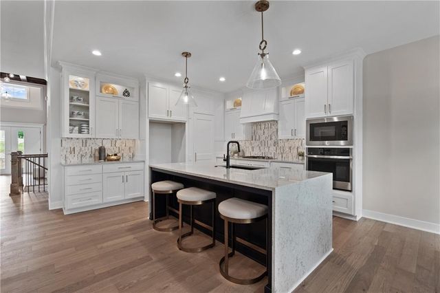 4363 NE Hideaway Drive, Lee's Summit, MO 64064