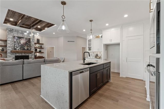 4363 NE Hideaway Drive, Lee's Summit, MO 64064