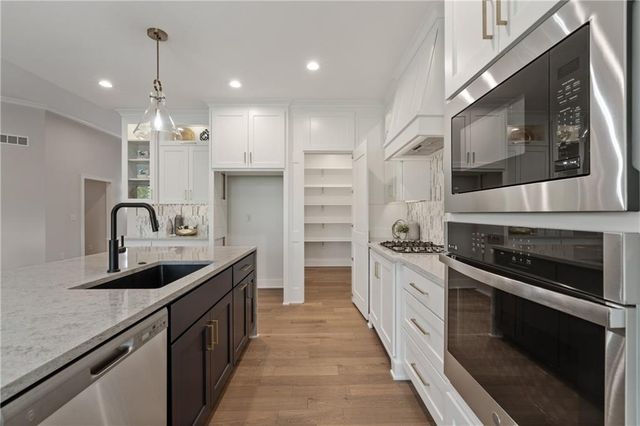 4363 NE Hideaway Drive, Lee's Summit, MO 64064