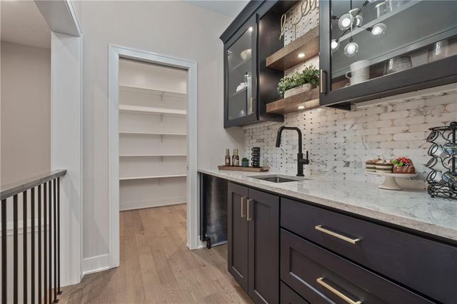 4363 NE Hideaway Drive, Lee's Summit, MO 64064