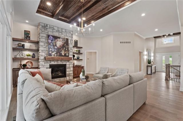 4363 NE Hideaway Drive, Lee's Summit, MO 64064
