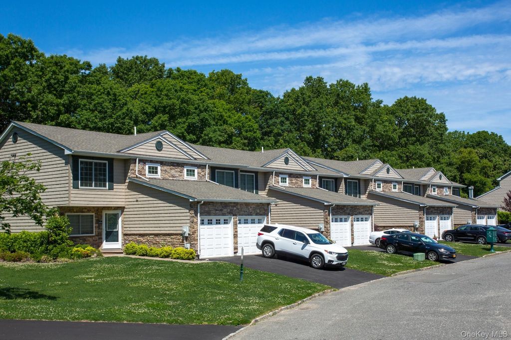 5000 Townhouse Drive 3703, Coram, NY 11727