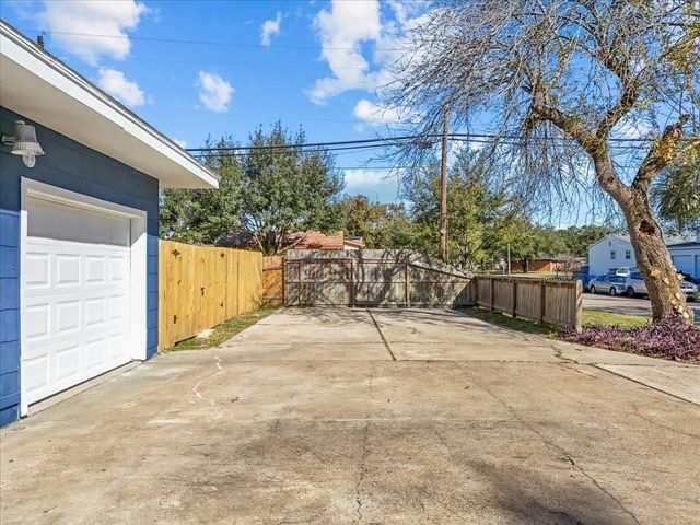 802 18th Avenue N, Texas City, TX 77590