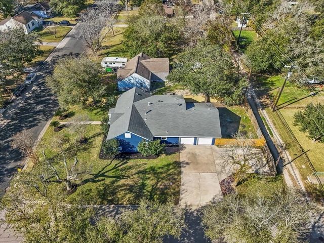 802 18th Avenue N, Texas City, TX 77590