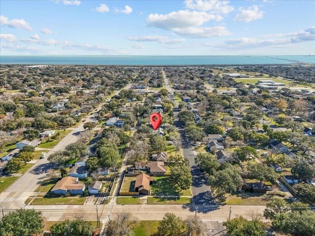 802 18th Avenue N, Texas City, TX 77590