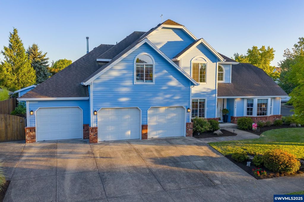 Image 1 of property listing at 2750 Holiday Ln, Newberg, OR 97132