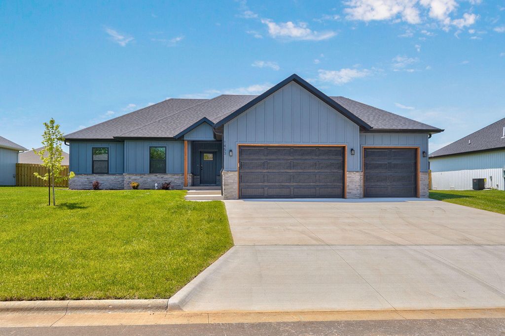1453 N Collins Drive, Republic, MO 65738