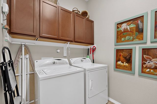 4713 Las Plazuelas, Santa Fe, NM 87507