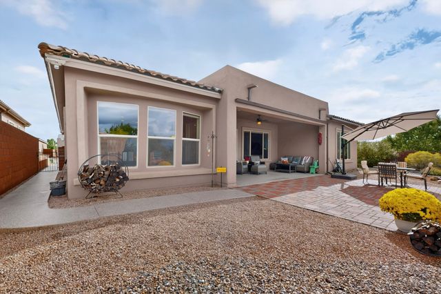4713 Las Plazuelas, Santa Fe, NM 87507