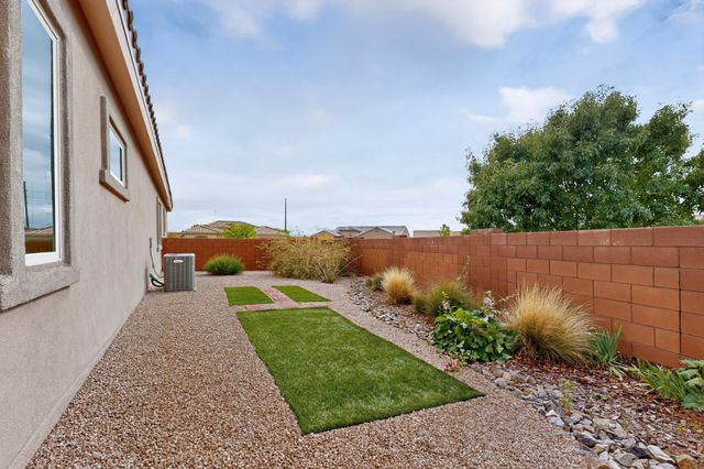 4713 Las Plazuelas, Santa Fe, NM 87507