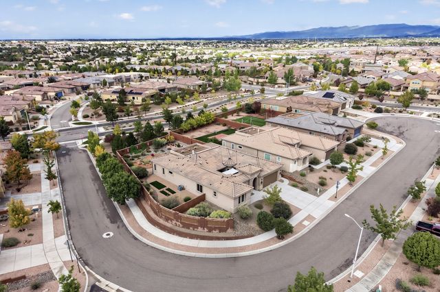 4713 Las Plazuelas, Santa Fe, NM 87507