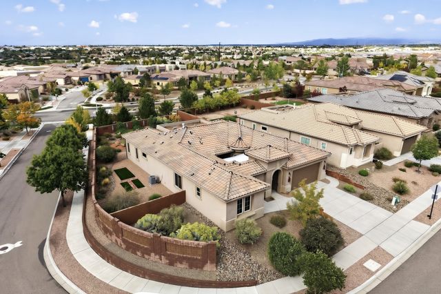 4713 Las Plazuelas, Santa Fe, NM 87507
