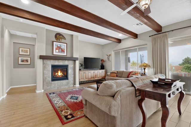 4713 Las Plazuelas, Santa Fe, NM 87507