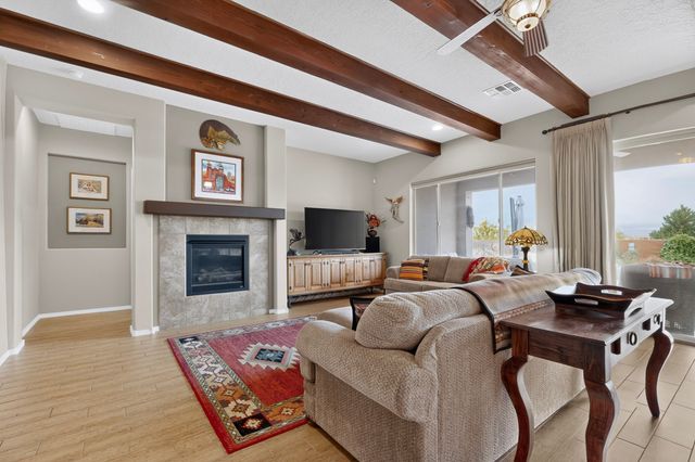 4713 Las Plazuelas, Santa Fe, NM 87507