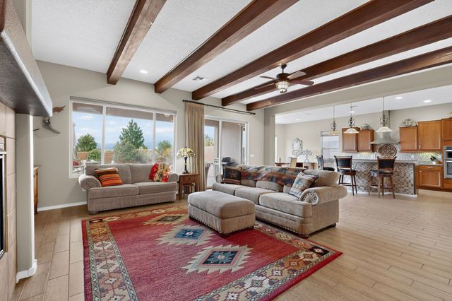 4713 Las Plazuelas, Santa Fe, NM 87507