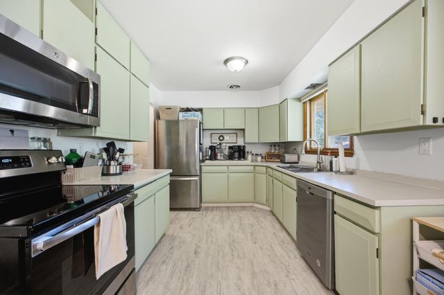 1719 18th Street S, Moorhead, MN 56560