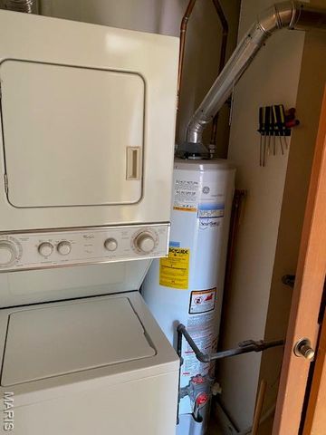 1021 Adworth Drive J, Unincorporated, MO 63125