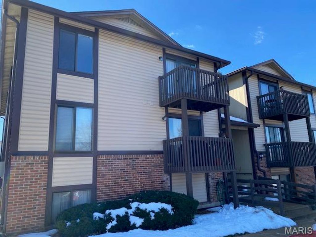 1021 Adworth Drive J, Unincorporated, MO 63125