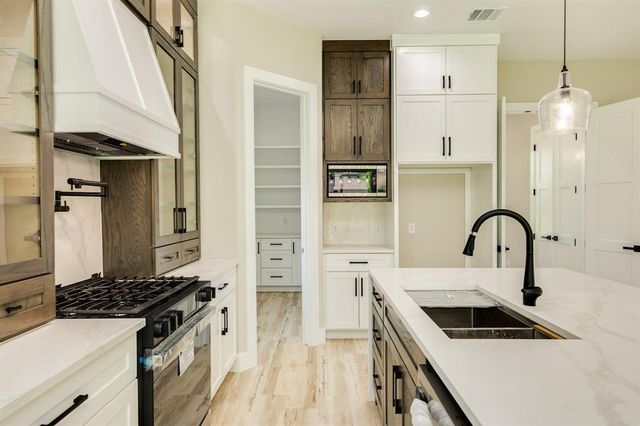 245 Montclaire Drive, West Columbia, TX 77486