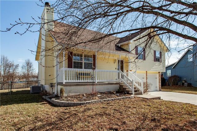 215 Pebblebrook Lane, Grain Valley, MO 64029