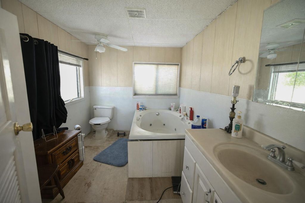 Image 13 of property listing at 33404 Robinhood Drive, Coarsegold, CA 93614