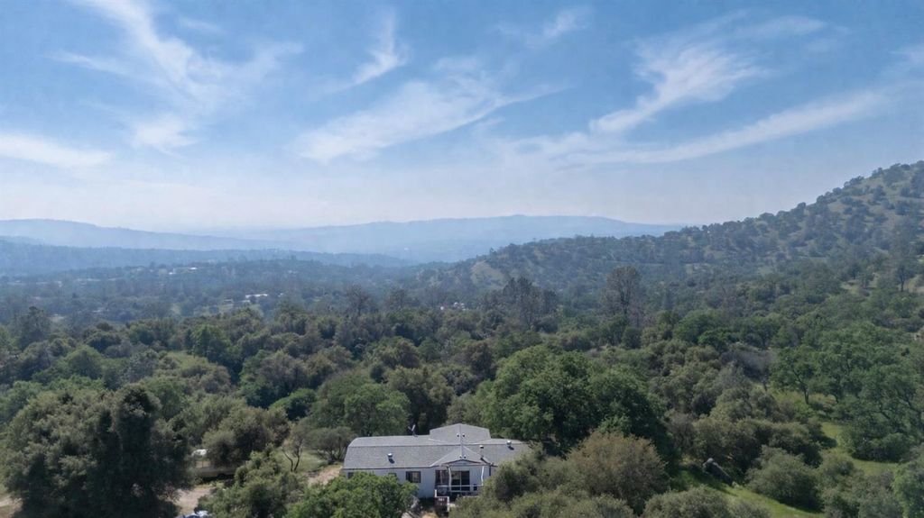 Image 19 of property listing at 33404 Robinhood Drive, Coarsegold, CA 93614