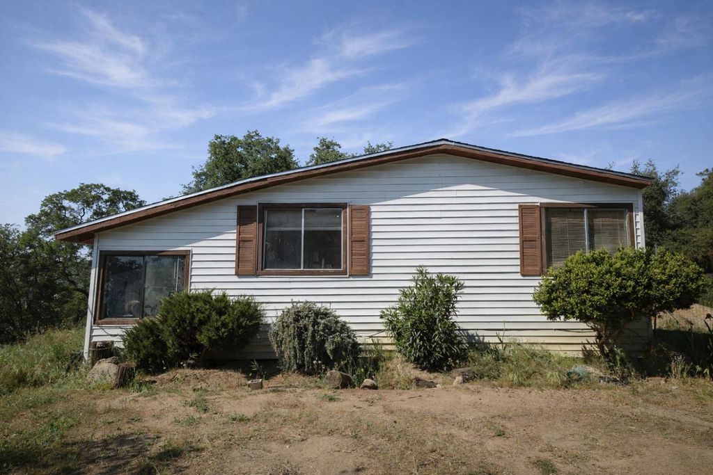 Image 2 of property listing at 33404 Robinhood Drive, Coarsegold, CA 93614