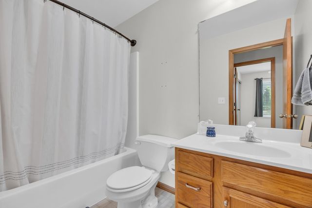 3607 SW Field Stone Place, Cedar Rapids, IA 52404