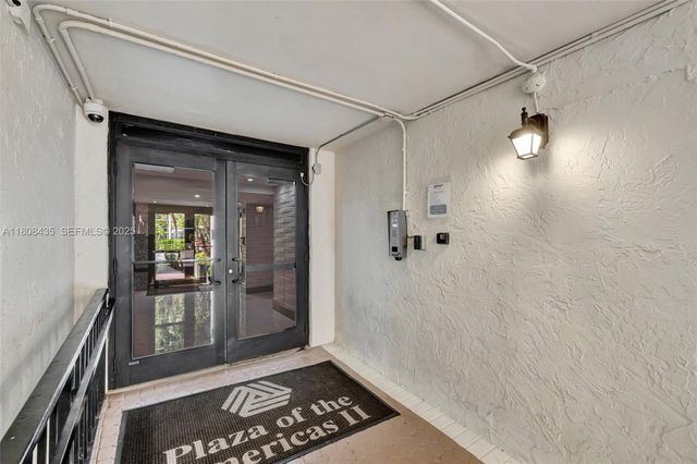 16919 N Bay Road 521, Sunny Isles Beach, FL 33160