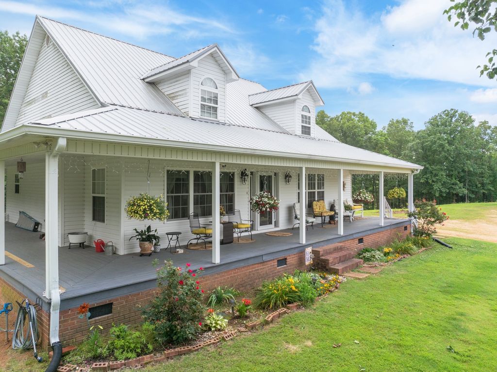 1401 Camper Rd, Decaturville, TN 38329