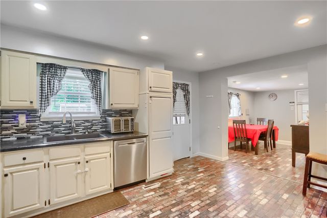 220 Oak Park Ln, Union Twp, PA 16101