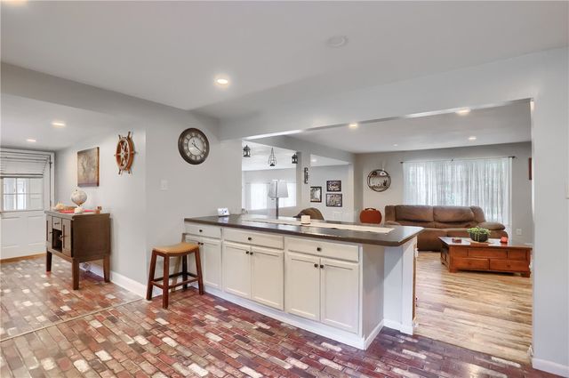 220 Oak Park Ln, Union Twp, PA 16101