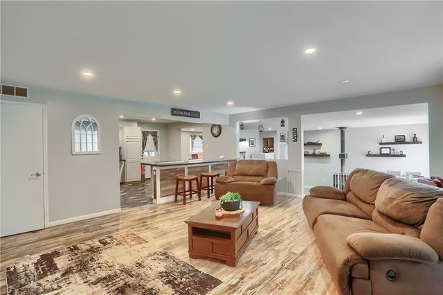 220 Oak Park Ln, Union Twp, PA 16101
