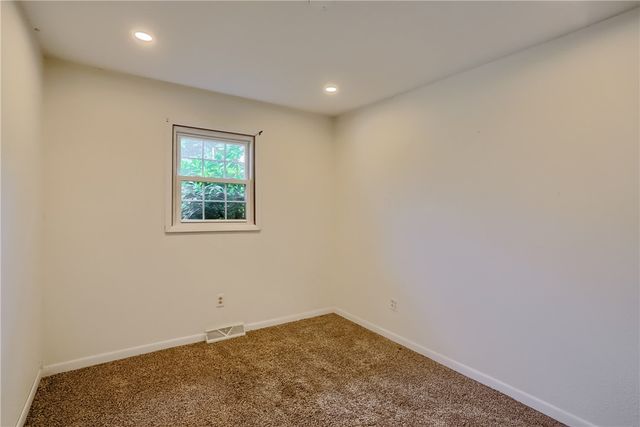 220 Oak Park Ln, Union Twp, PA 16101