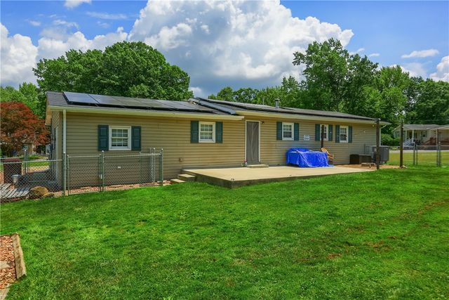 220 Oak Park Ln, Union Twp, PA 16101