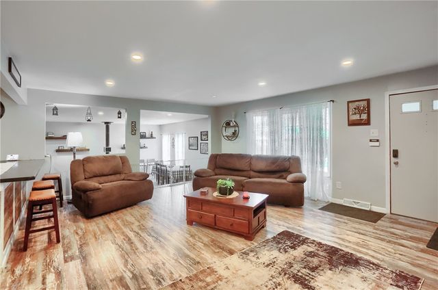 220 Oak Park Ln, Union Twp, PA 16101