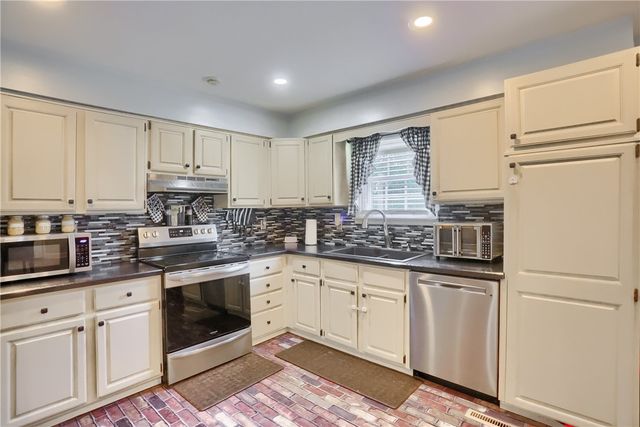220 Oak Park Ln, Union Twp, PA 16101