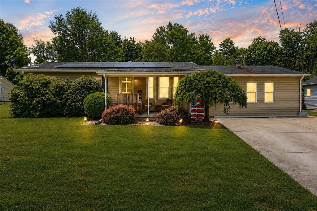 220 Oak Park Ln, Union Twp, PA 16101