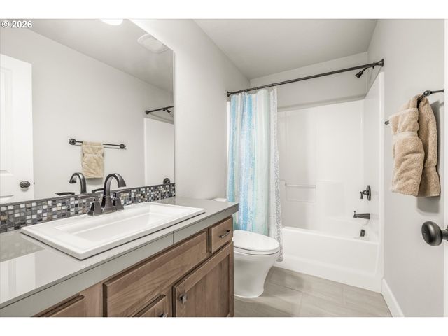 12725 ASPENWOOD Ln, Oregon City, OR 97045