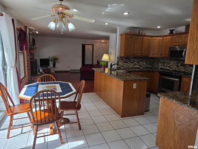 133 Manor Hill Drive, Chatham, IL 62629
