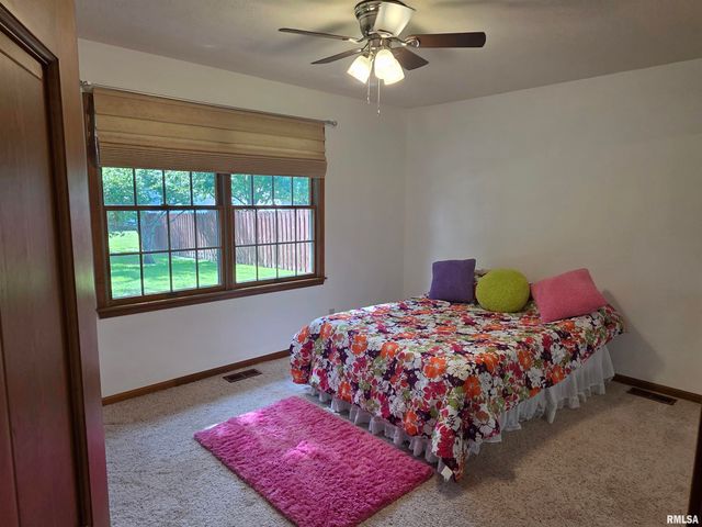 133 Manor Hill Drive, Chatham, IL 62629