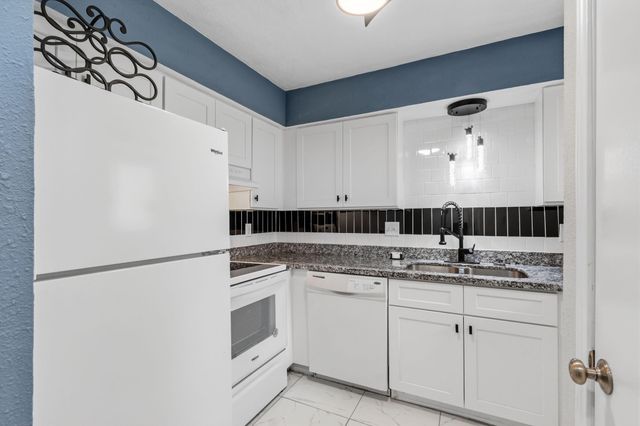 2119 Place Rebecca Lane F8, Houston, TX 77090