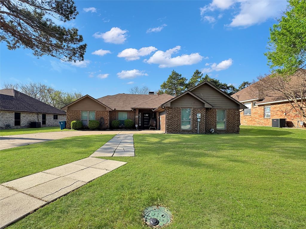816 Woodridge Drive, Desoto, TX 75115